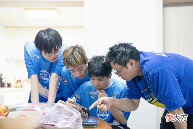 【游戏世界】AG对阵eStar海报出炉:把AG绑起来打?一诺忍不住了,AG以牙还牙