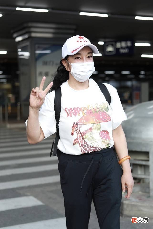 【时尚一点】65岁刘晓庆越老越随性,穿t恤配束腿裤,气质欢脱像学生