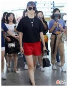 【就爱时尚】李真王志这么般配，看起来苗条不失时尚，美得恰到好处