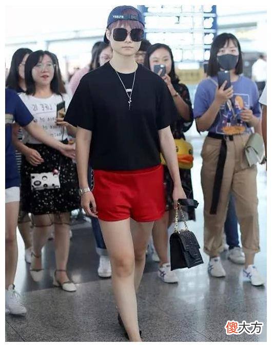 【就爱时尚】李真王志这么般配，看起来苗条不失时尚，美得恰到好处