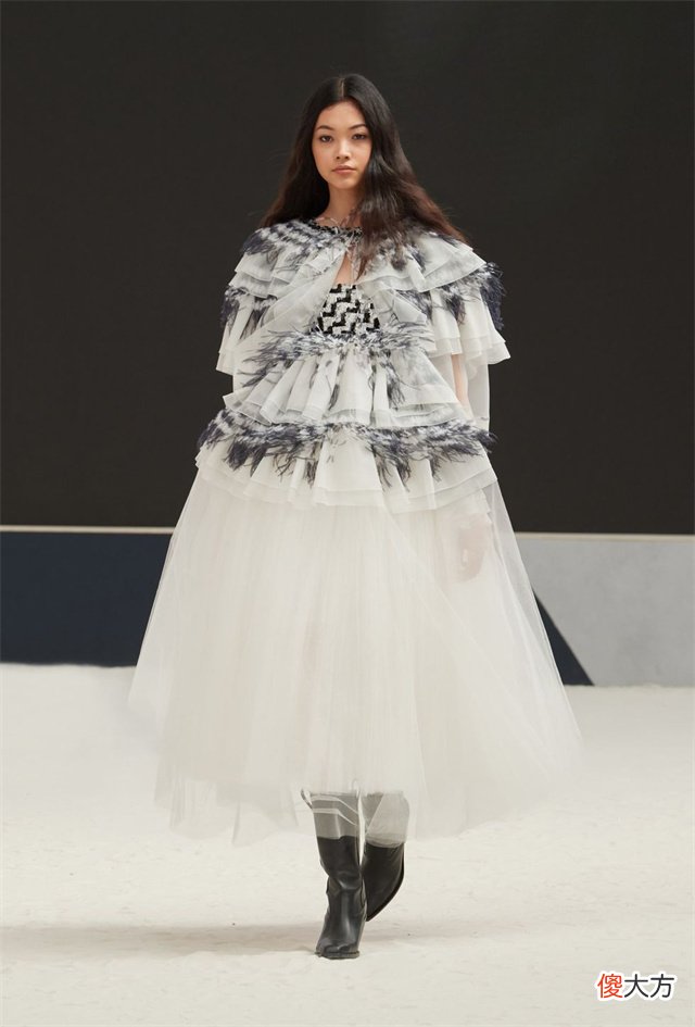 【时尚一点】香奈儿2022/23秋冬高级定制，一改以往的经典黑白色，玩起新花样