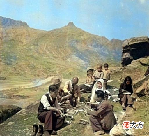 【爱历史】河北老照片：1939年日本人游碣石山，同行的中国小姑娘让人心疼