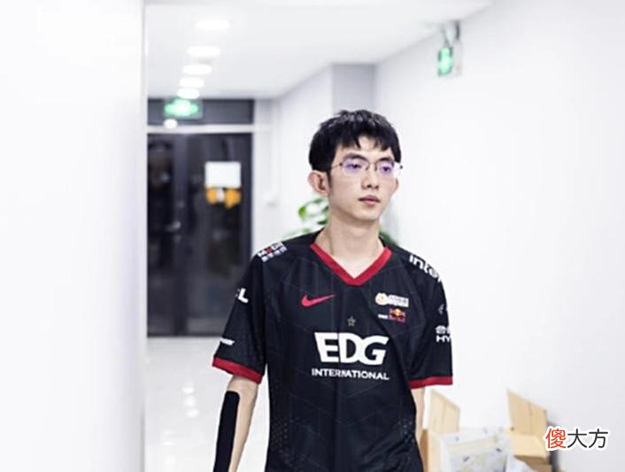 【游戏世界】LPL夏季赛：V5零封EDG，Photic拿下五杀，Rookie达成700场成就！