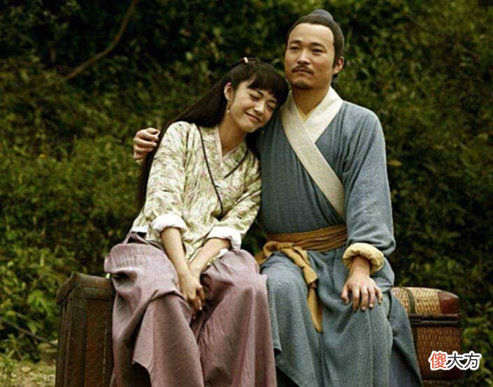 【历史故事】才女出上联：银枪虽利，难破千年草地，男子妙对下联，使女子红了脸
