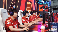 【游戏迷】LPL最离谱战队诞生！连败不复盘，教练：赢不了比赛的选手是垃圾