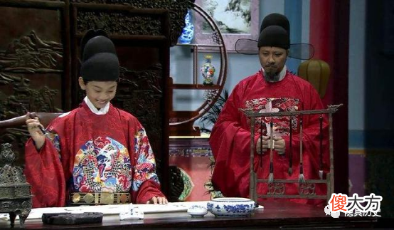 【历史故事】小历历皇帝除了天不亮上早朝外，还得学习，十分辛苦