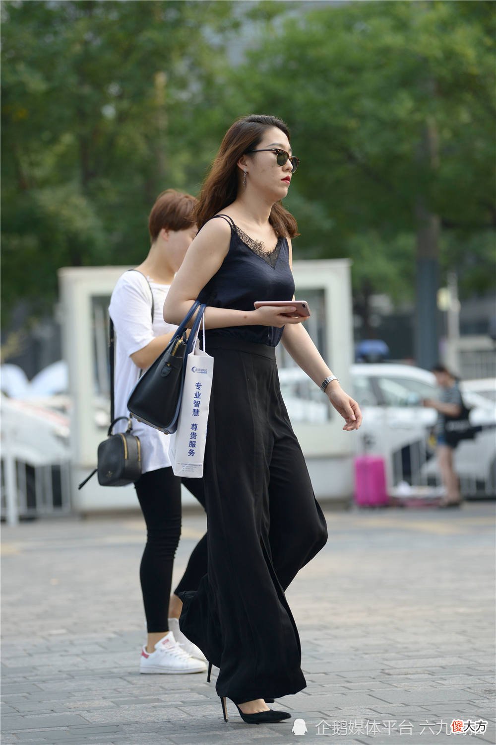 【就爱时尚】开叉长裤搭配10厘米的细跟凉鞋，深色系的穿搭，也可以很精致