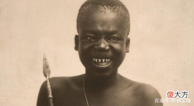 非洲矮人族：人均寿命30多，8岁可以结婚生子，曾被当做动物展览