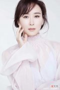 【时尚一点】胡静阔太气质真惊艳，薄纱上衣配荷叶裙优雅大气，美得不像41岁