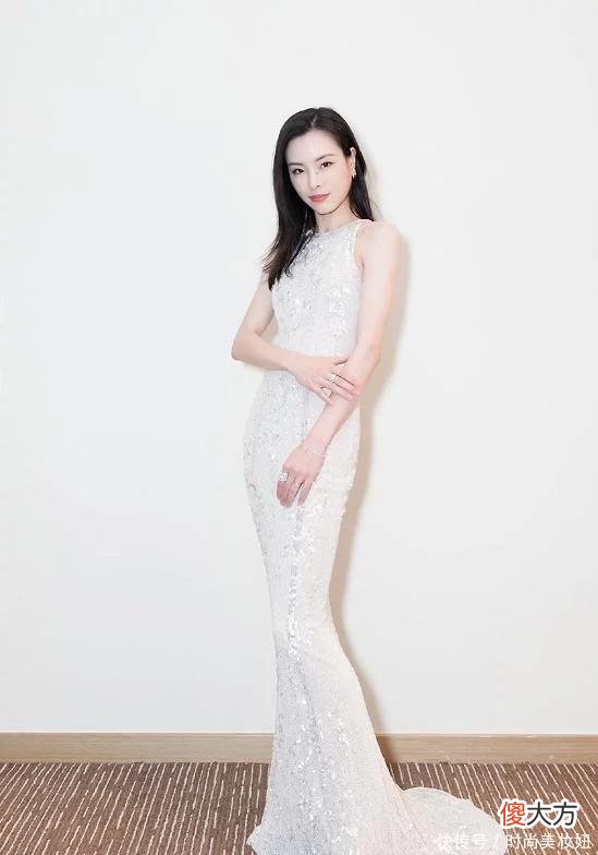 【时尚一点】吴敏霞身材好惊艳，一袭白色鱼尾连衣裙不见一丝赘肉，美腻了