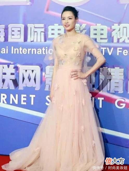 【时尚一点】吴敏霞身材好惊艳，一袭白色鱼尾连衣裙不见一丝赘肉，美腻了