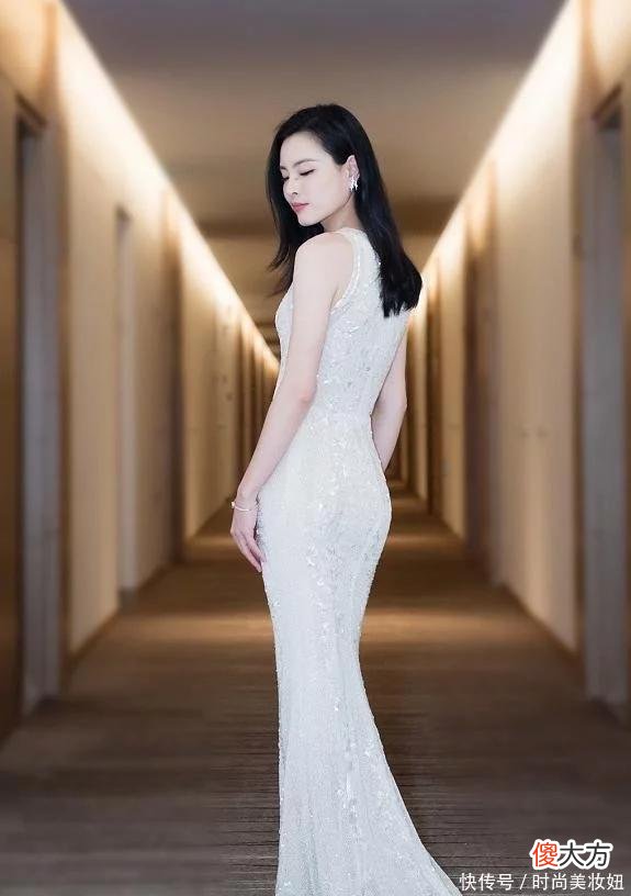 【时尚一点】吴敏霞身材好惊艳，一袭白色鱼尾连衣裙不见一丝赘肉，美腻了