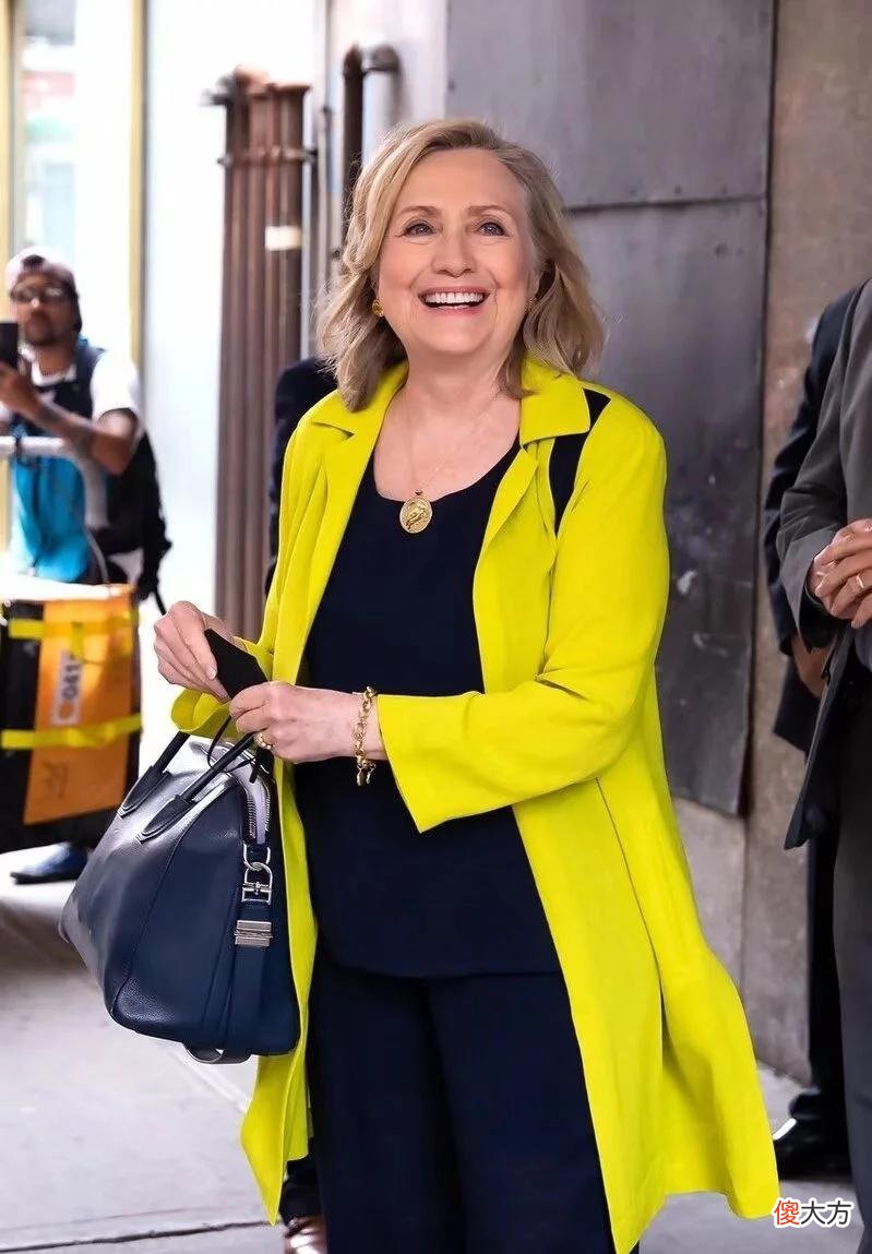 【时尚一点】希拉里为了美也真拼，74岁还踩高跟鞋撑气场，脚面肿老高挤的脚疼