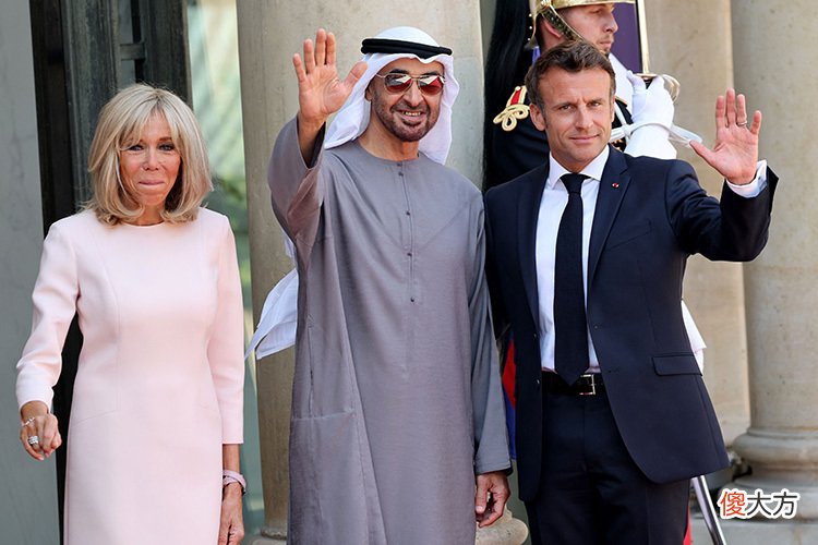 【就爱时尚】69岁布里吉特扮嫩停不下！穿一身粉欢迎阿联酋总统，挽着老公好甜