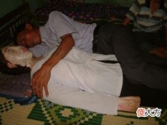 男子思念亡妻心切 挖出尸骸与“妻”共眠五年