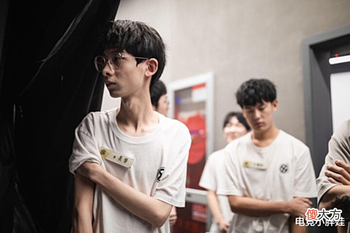 【游戏世界】张大仙重拾初心,跟着四大长老登场未尝一败,他是真的很想打比赛