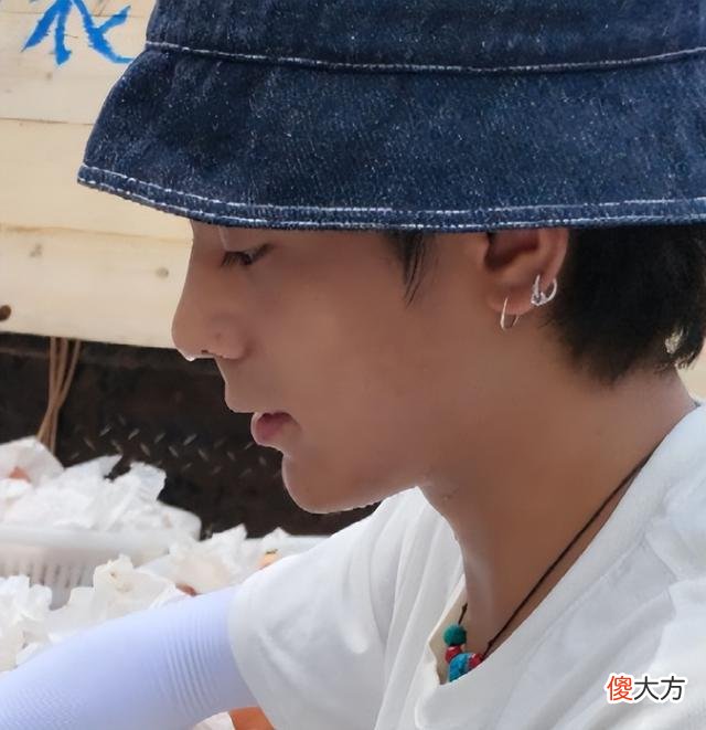【就爱时尚】丁真久违拍大片气场足!穿登山服帅成“一幅画”,湿发造型下男人味爆棚