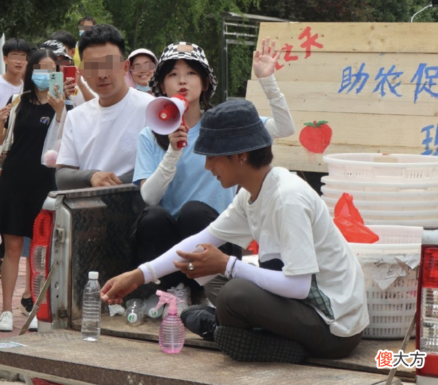 【就爱时尚】丁真久违拍大片气场足!穿登山服帅成“一幅画”,湿发造型下男人味爆棚