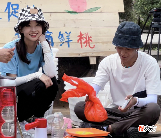 【就爱时尚】丁真久违拍大片气场足!穿登山服帅成“一幅画”,湿发造型下男人味爆棚
