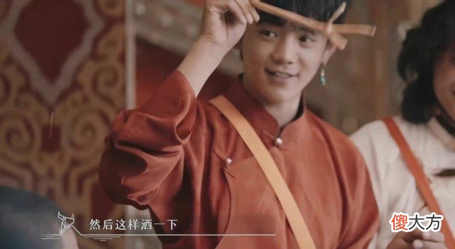 【就爱时尚】丁真久违拍大片气场足!穿登山服帅成“一幅画”,湿发造型下男人味爆棚
