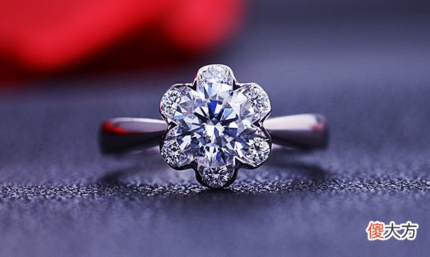 【就爱时尚】如何挑选结婚钻戒？男士注意了！婚戒三要素要了解
