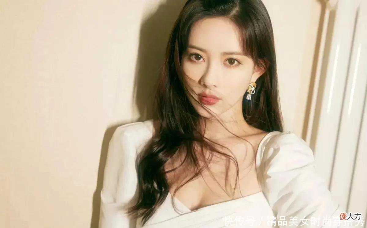 【时尚一点】身穿一袭菱格纹白裙的你，显得温婉灵动