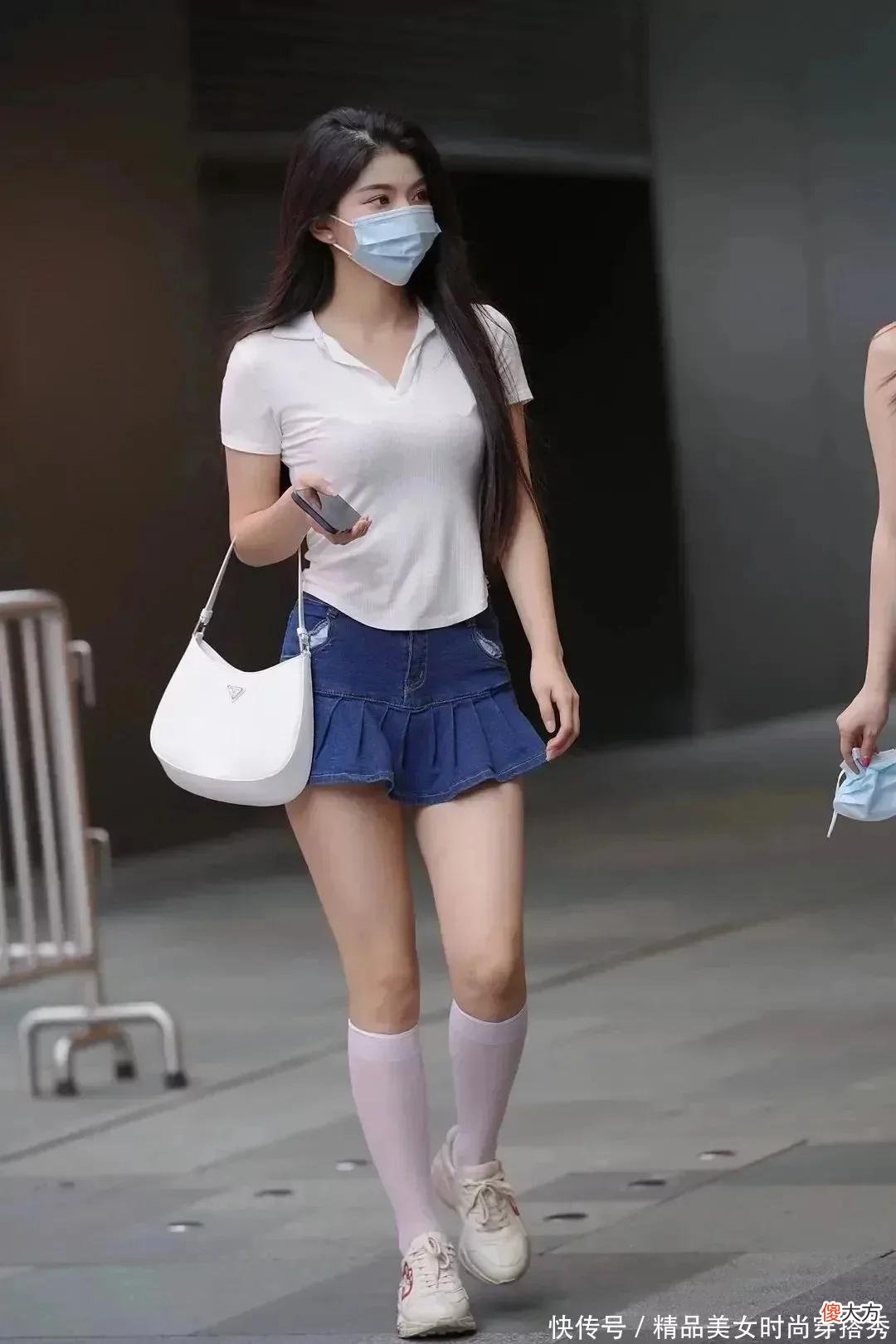 【时尚一点】白色T恤搭配牛仔小伞裙，下穿一双及膝的白色长筒袜很是吸睛哦