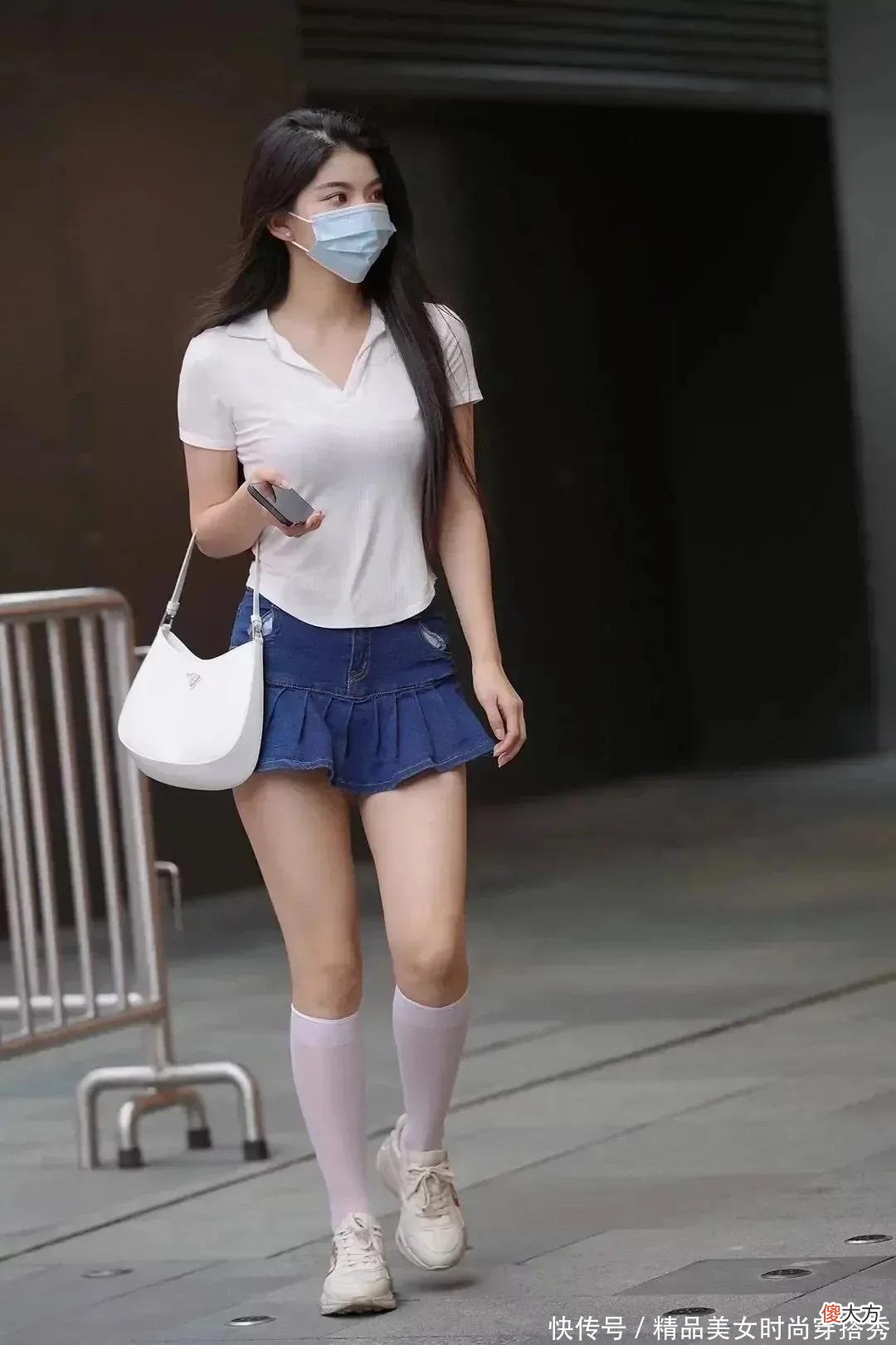 【时尚一点】白色T恤搭配牛仔小伞裙，下穿一双及膝的白色长筒袜很是吸睛哦