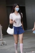 【时尚一点】白色T恤搭配牛仔小伞裙，下穿一双及膝的白色长筒袜很是吸睛哦