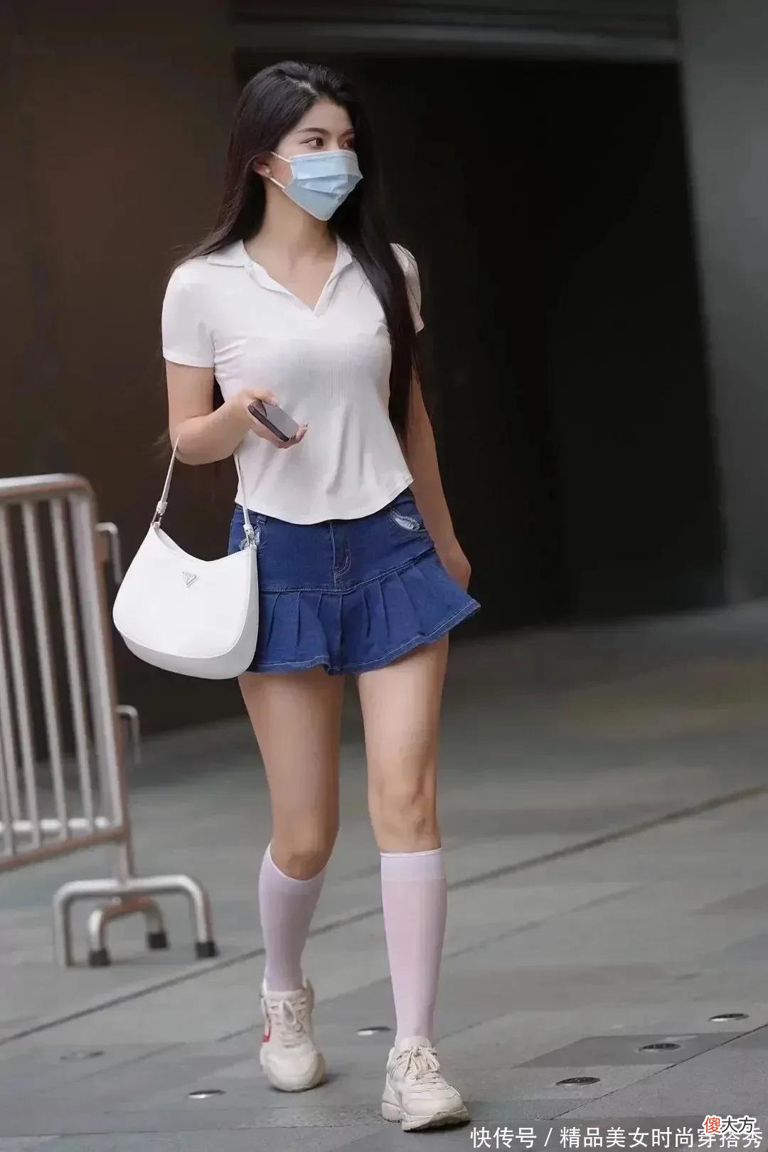【时尚一点】白色T恤搭配牛仔小伞裙，下穿一双及膝的白色长筒袜很是吸睛哦