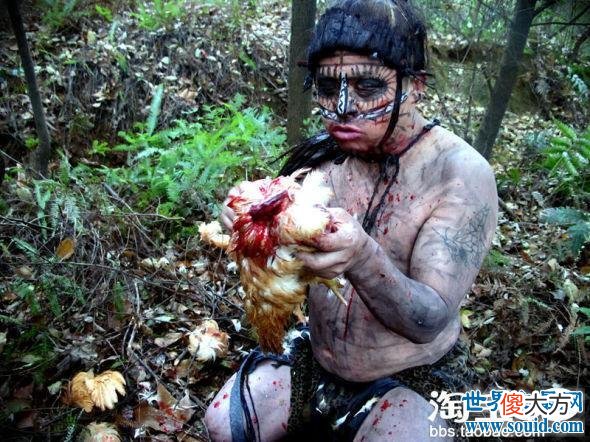 中国野人张四一五岁开始吃蛇求生，其实都是假的