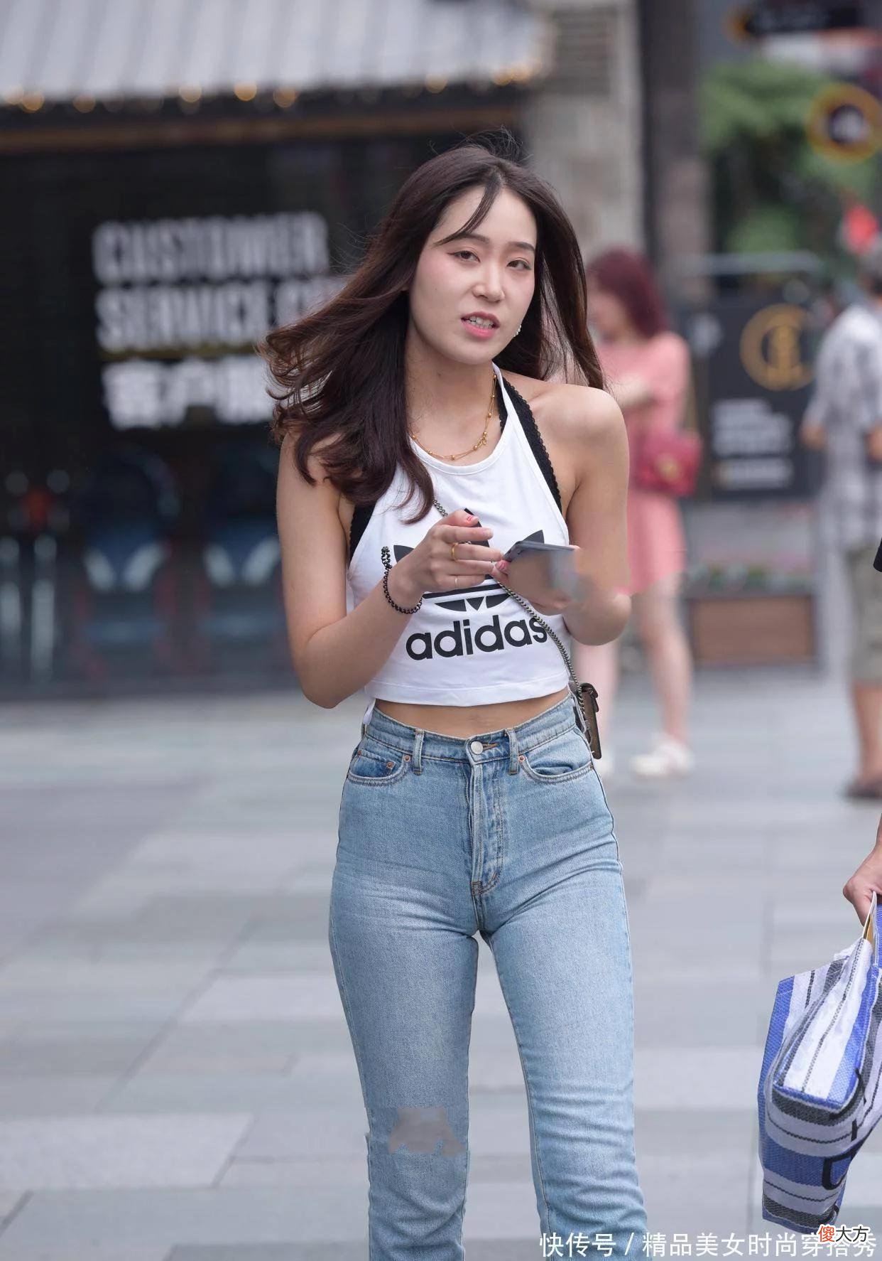 【时尚一点】白色挂脖式吊带搭配牛仔裤，日常穿搭风格是最简单大方的