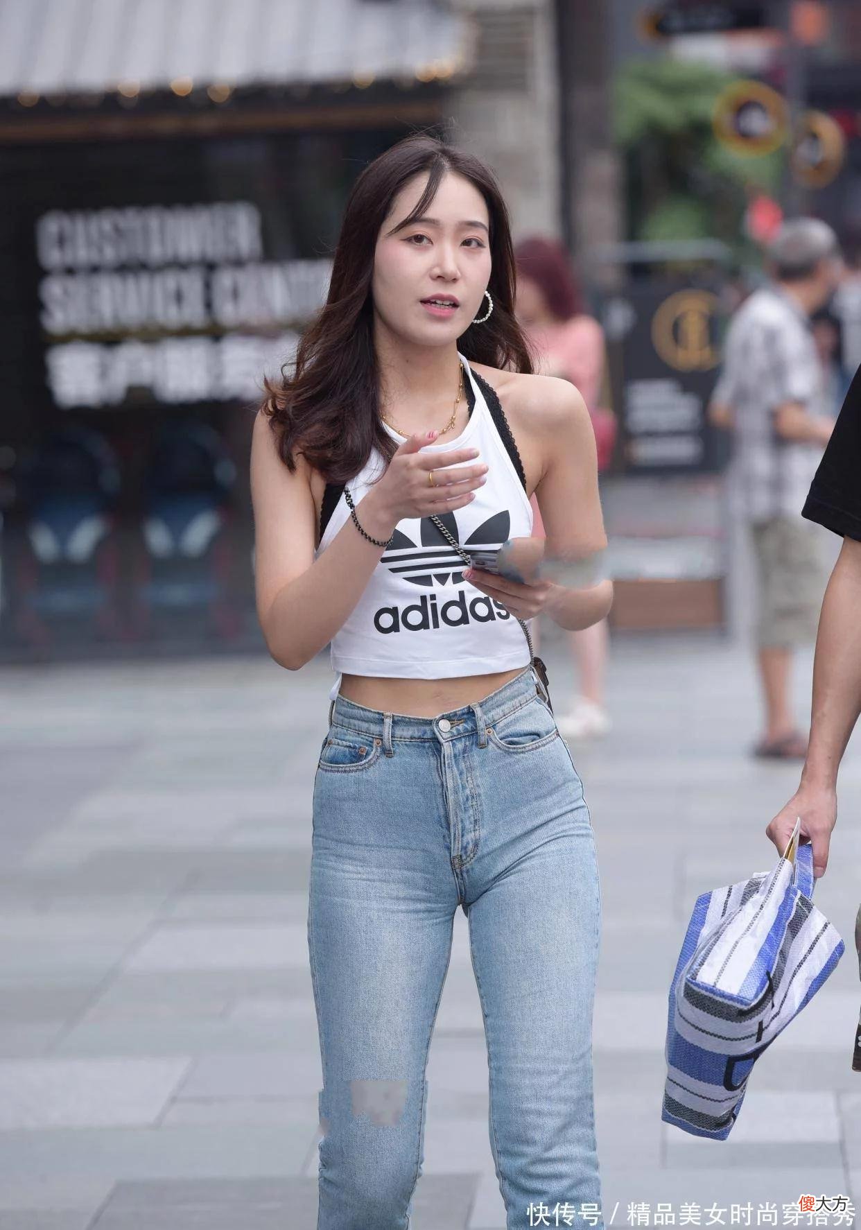 【时尚一点】白色挂脖式吊带搭配牛仔裤，日常穿搭风格是最简单大方的