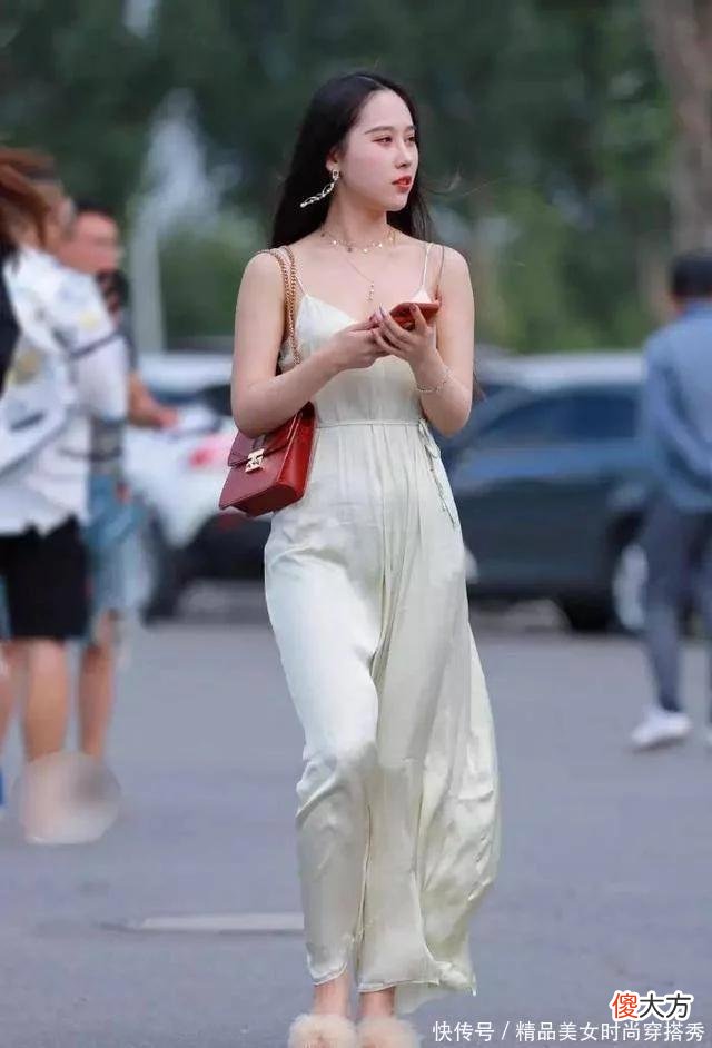 【就爱时尚】街拍美女：穿超薄吊带长裙，风来了，亮点也就来了