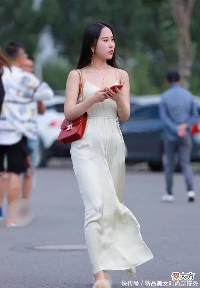 【就爱时尚】街拍美女：穿超薄吊带长裙，风来了，亮点也就来了