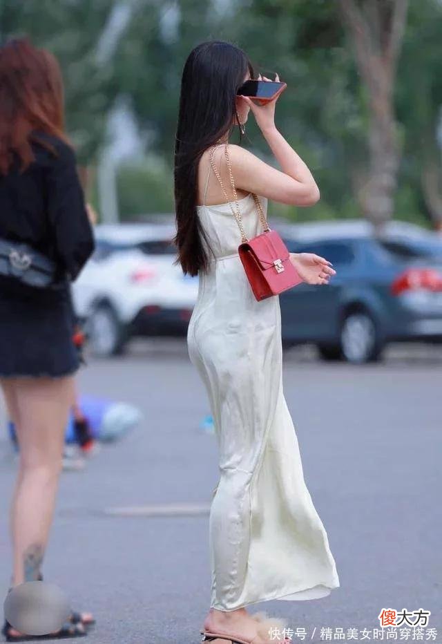 【就爱时尚】街拍美女：穿超薄吊带长裙，风来了，亮点也就来了