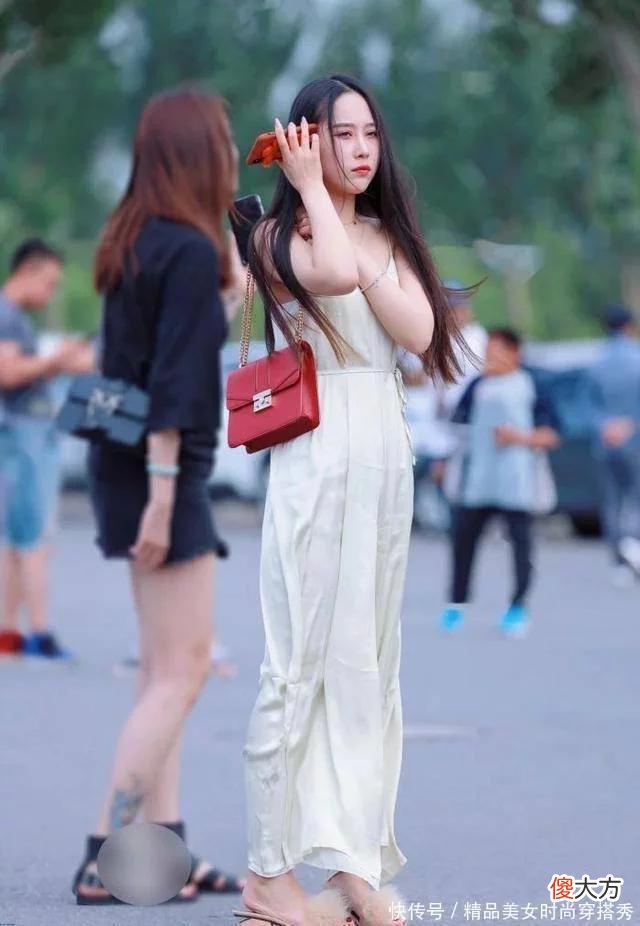 【就爱时尚】街拍美女：穿超薄吊带长裙，风来了，亮点也就来了