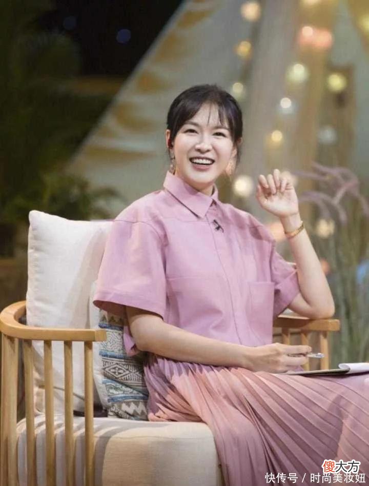 【时尚一点】42岁李艾177身材真好,粉色西装配阔腿裤秀大长腿,不愧是名模