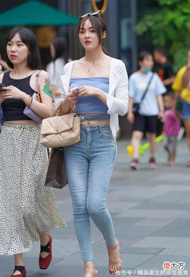 【时尚一点】要使牛仔裤的穿着与众不同，注重小细节，瞬间增添时尚气息