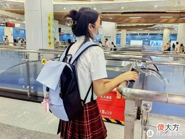 【就爱时尚】地平线8号MOMENT双肩背包：轻巧减负，通勤出街颜选