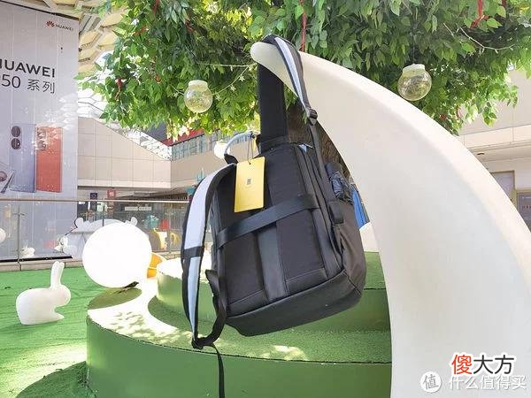 【就爱时尚】地平线8号MOMENT双肩背包：轻巧减负，通勤出街颜选