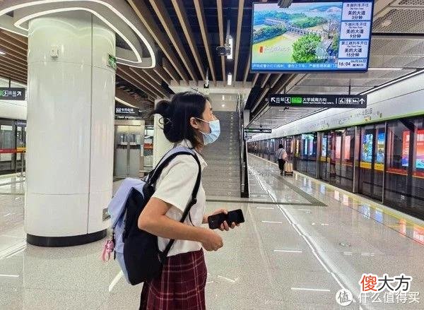【就爱时尚】地平线8号MOMENT双肩背包：轻巧减负，通勤出街颜选