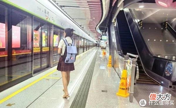 【就爱时尚】地平线8号MOMENT双肩背包：轻巧减负，通勤出街颜选