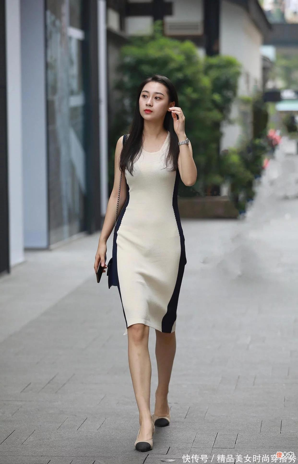 【时尚一点】针织修身裙，以白为主色调加入宝蓝条纹点缀，营造出极致简约的靓丽凸显十足女人味