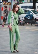 【时尚一点】好看的运动完的学姐，搭配绿色长裤潇洒迷人，展现出独立的个性！