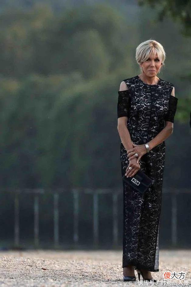 【时尚一点】69岁布里吉特这次好美！穿露肩蕾丝裙闪耀国宴，头发终于盘起来啦