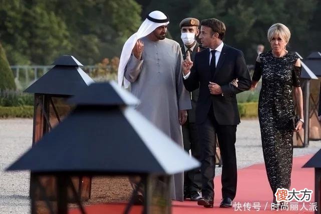 【时尚一点】69岁布里吉特这次好美！穿露肩蕾丝裙闪耀国宴，头发终于盘起来啦