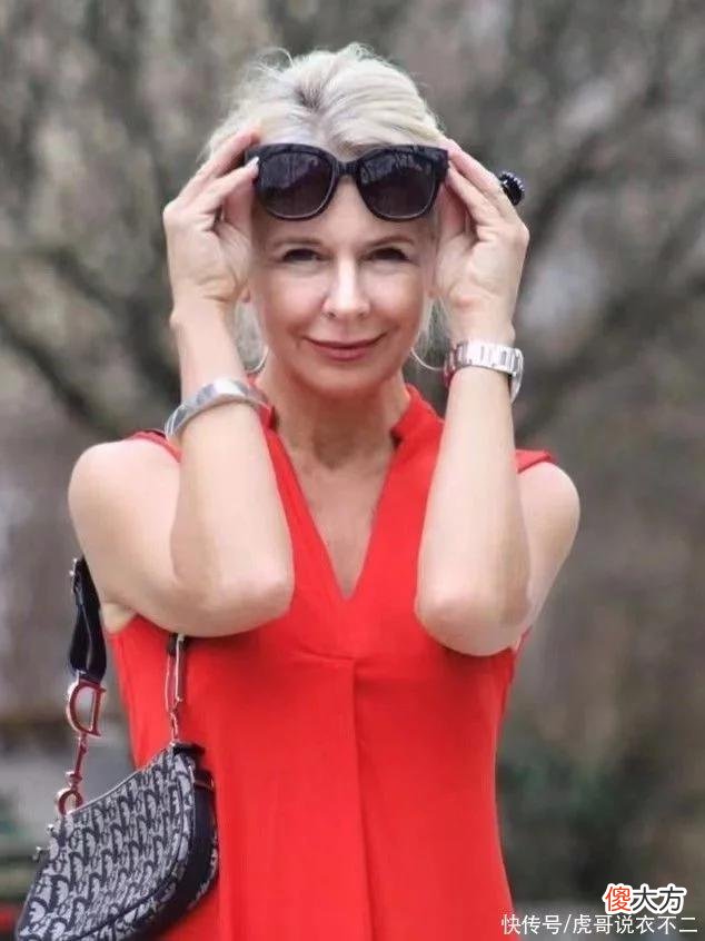 【时尚一点】女人若才年过半百，别打扮得太老气，学会这些搭配技巧会更优雅