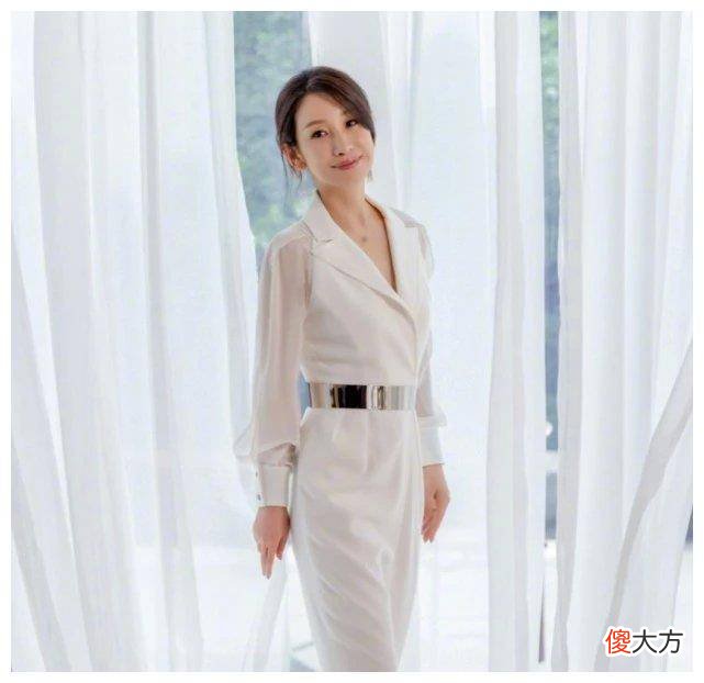 【时尚一点】黑色礼服搭配红色嘴唇，怎么能少吸眼睛的耳环呢