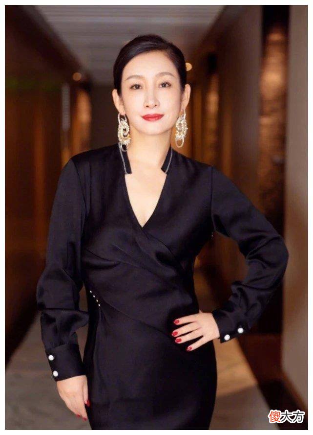 【时尚一点】黑色礼服搭配红色嘴唇，怎么能少吸眼睛的耳环呢